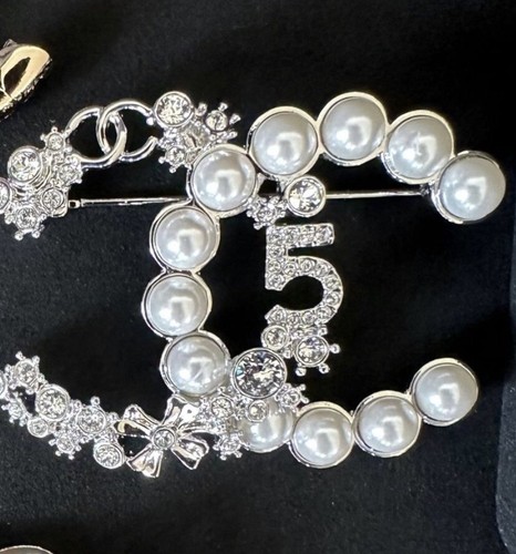 Chanel pearl brooch - chanel,