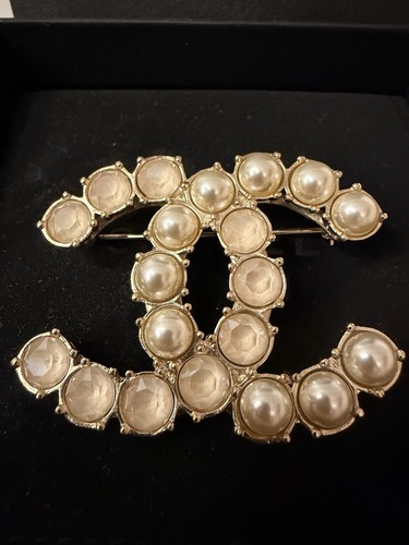Chanel pearl and - chanel, cc