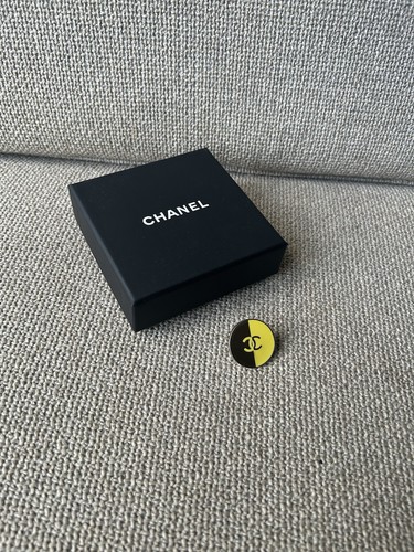 Chanel round brooch - round, pin